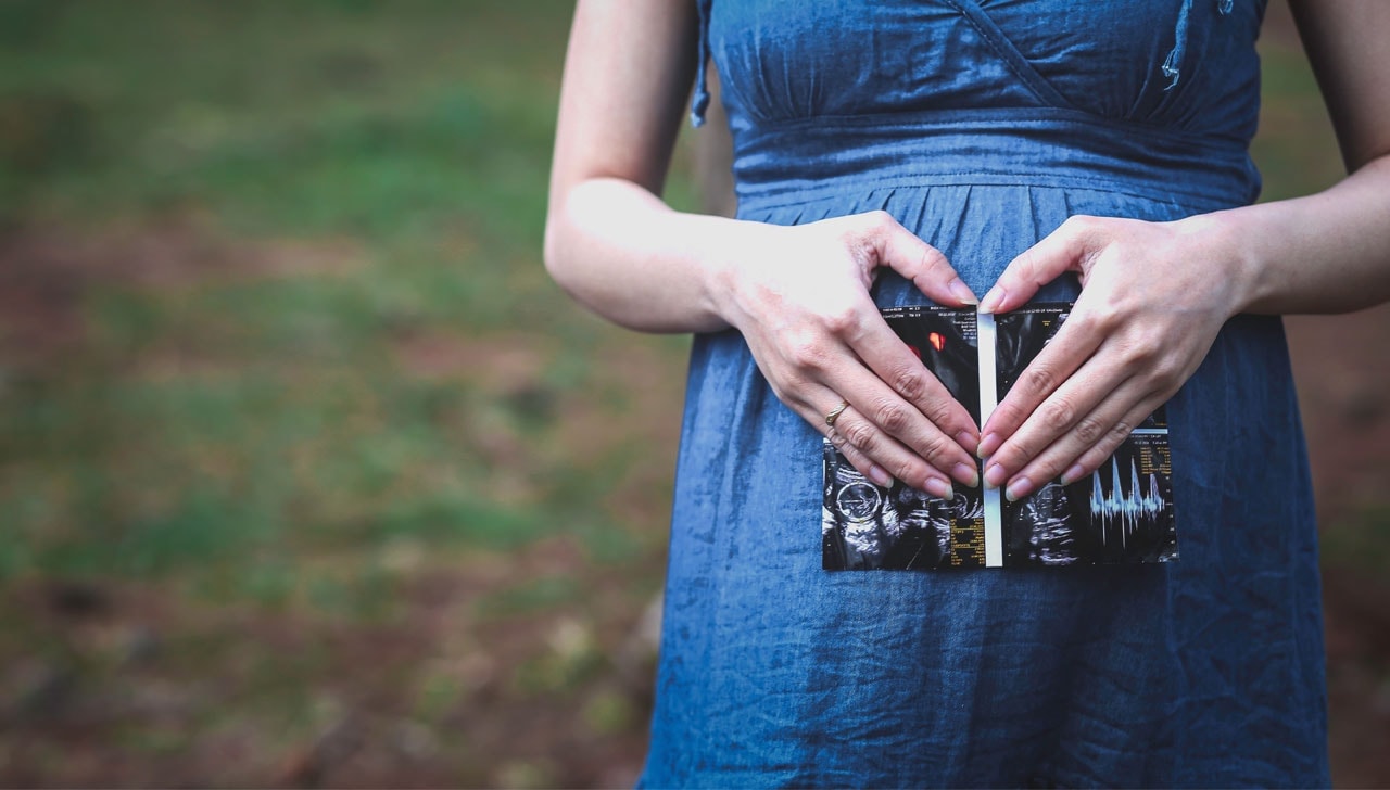 pregnant-mother-sonogram-denim-dress-with-high-risk-pregnancy | American Pregnancy Association