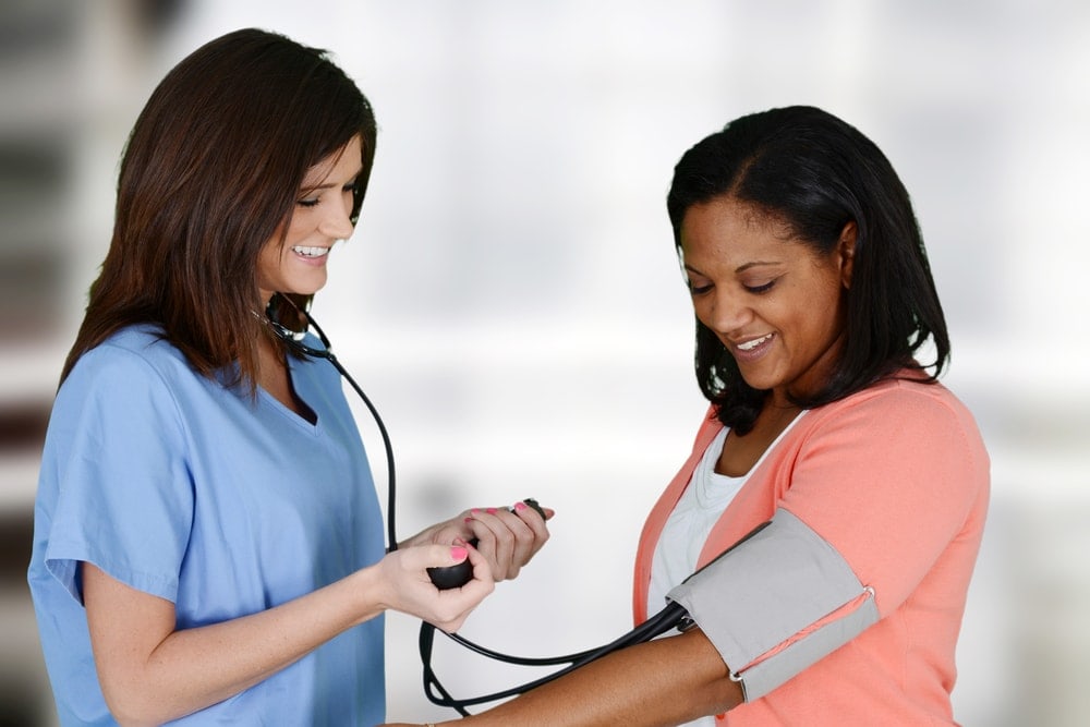Madre embarazada gestión de su presión arterial alta